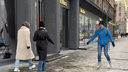 Сквозь пешеходов: НГС предложил сибирячке надеть коньки и покататься по центру Новосибирска — видео из города-катка