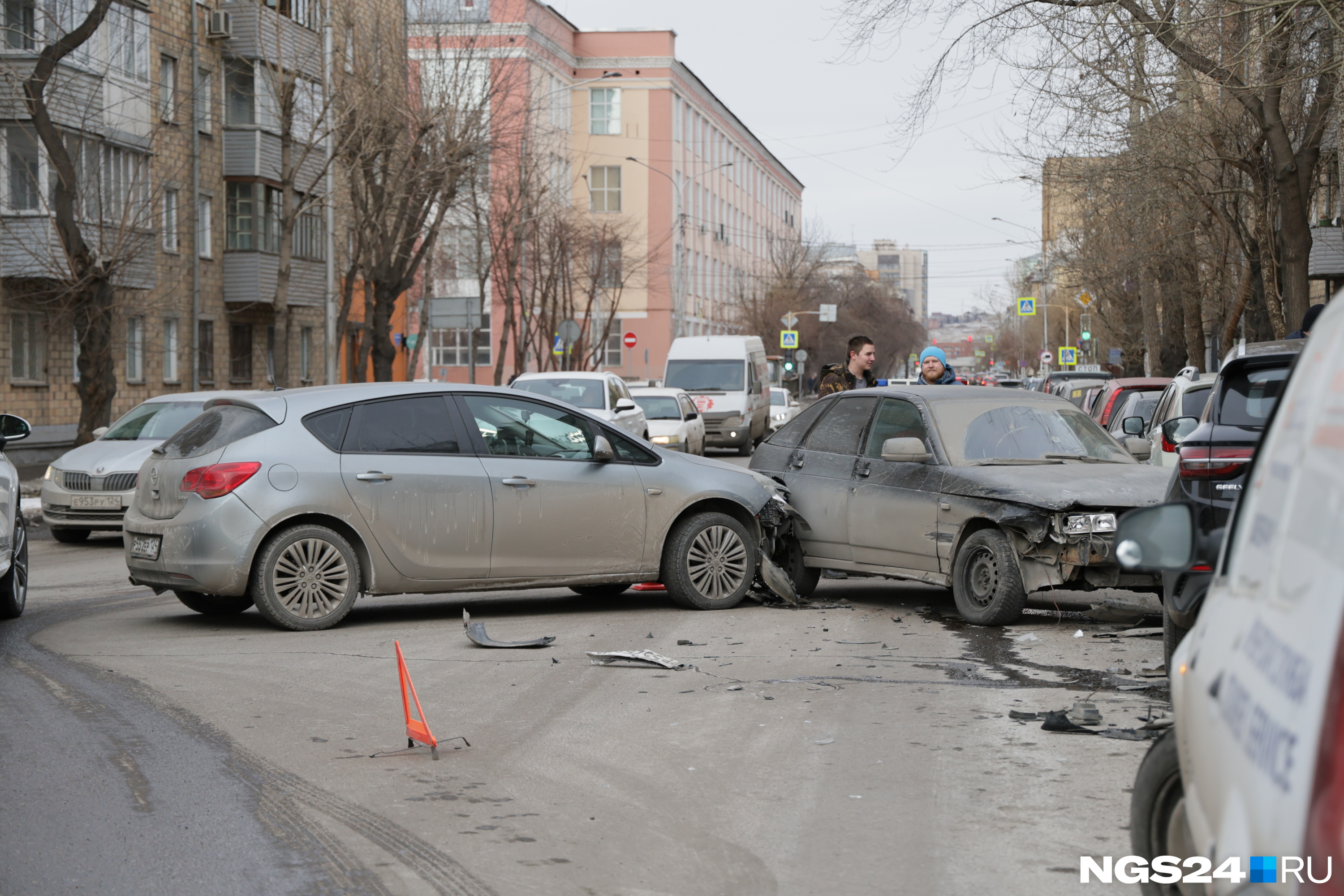 В центре Красноярска произошло массовое ДТП с пятью машинами. Движение там плотное