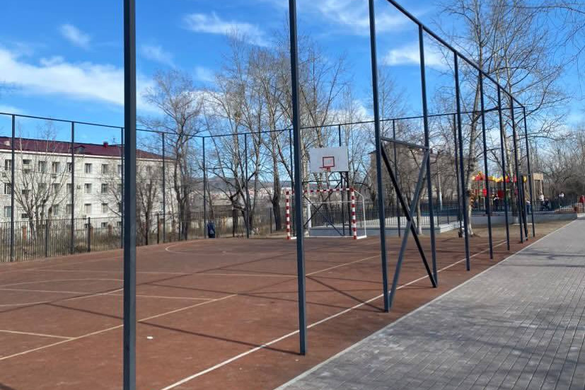 Спортивная площадка в новом парке Читы до сих пор без ограды — жители вынуждены ук