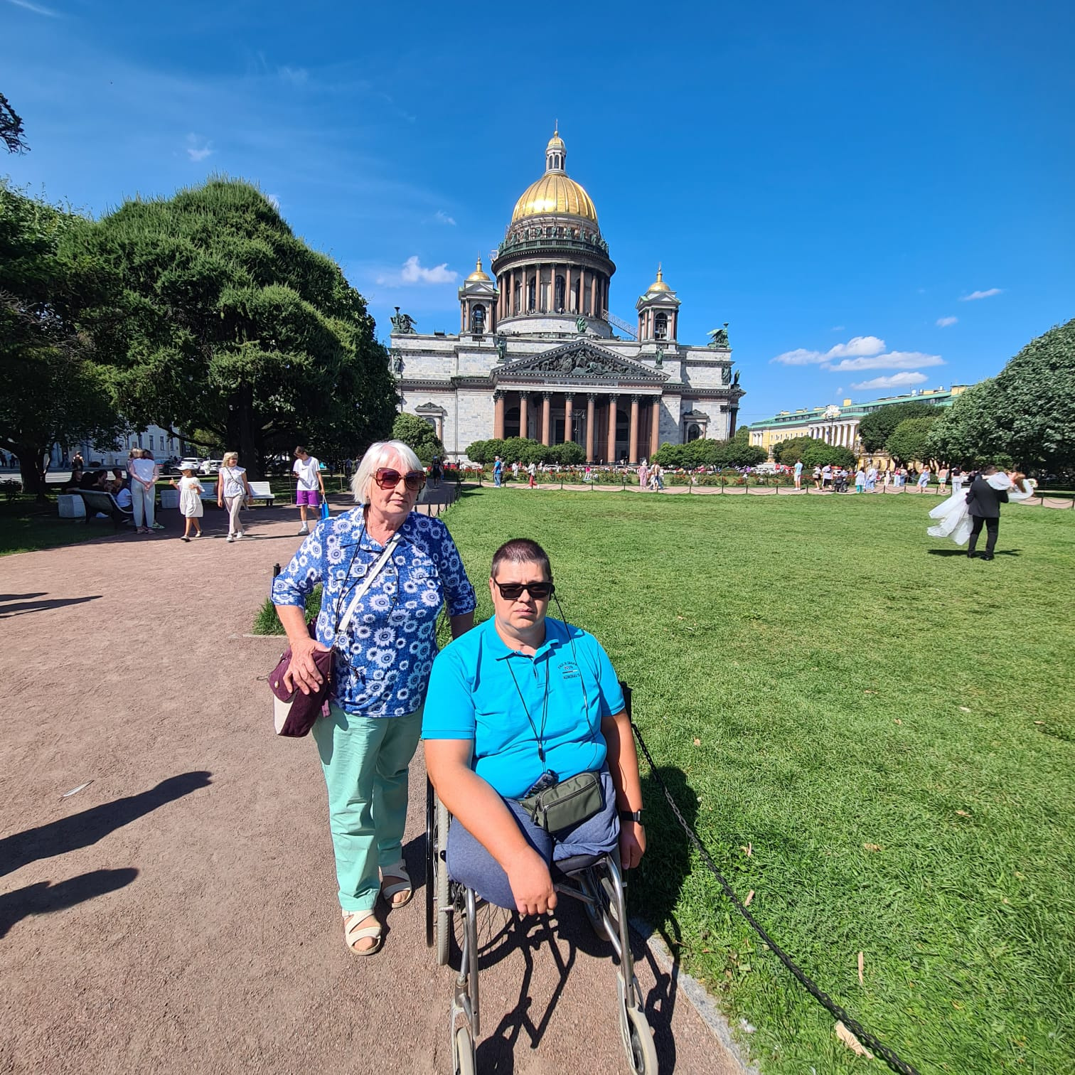 Санкт-Петербург, лето 2023 года. Андрей с мамой