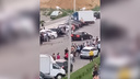Реакции водителя, который протаранил пять машин в воронежском ЖК, и местных жителей попали на видео