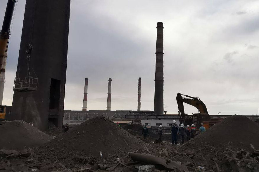 Стало известно состояние рабочих, которых на Урале вытащили из-под гигантской рухнувшей трубы