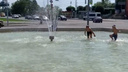 Дети в Кургане спасаются от жары в фонтанах. Почему это плохая идея?
