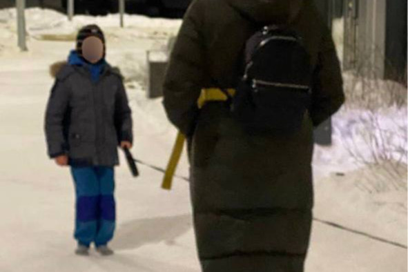 «Ревет, ему больно»: в Екатеринбурге мальчика без обуви вывели на мороз