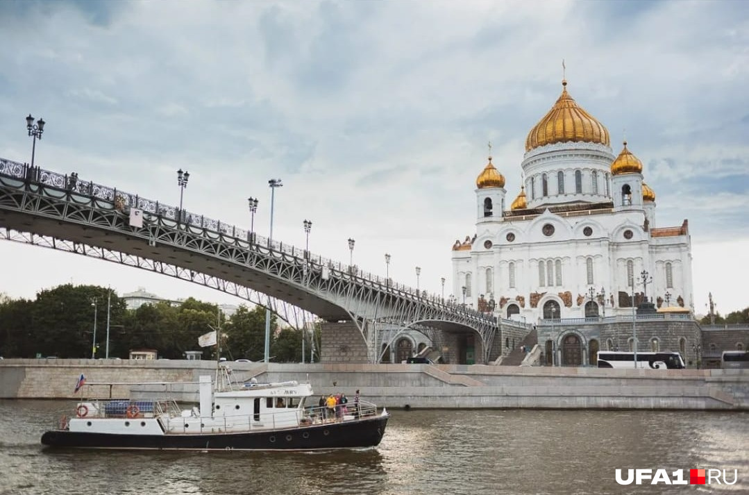 Семья на катере (который переделали под яхту) «Кузьмич» плывет по Москве