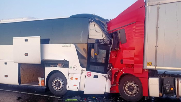 Водитель погиб, <nobr class="_">13 пассажиров</nobr> пострадали. Рейсовый автобус Астрахань — Москва столкнулся с грузовиком: фото
