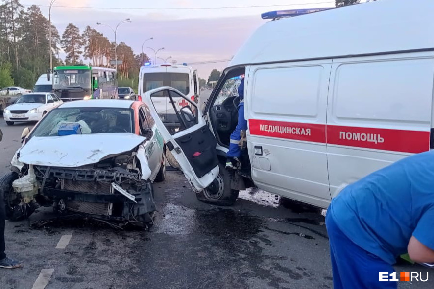 В Екатеринбурге произошла страшная авария: столкнулись автобус, каршеринг и скорая