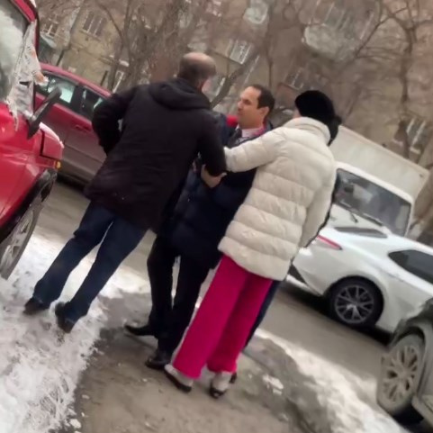«Мужчину затолкали во внедорожник». В Екатеринбурге родители школьников подрались из-за парковки: видео