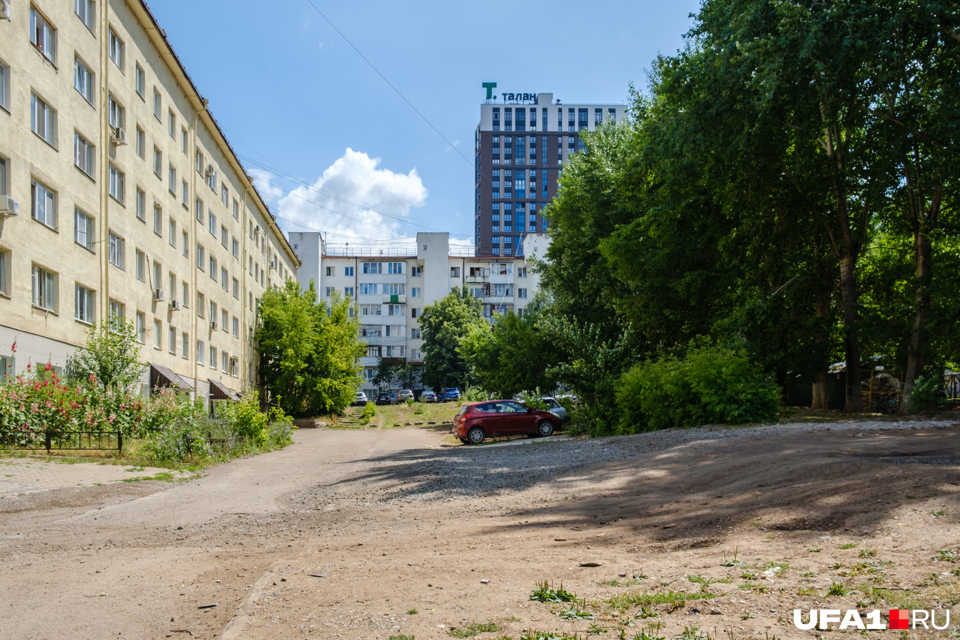 Всё, что видит человек, попавший сюда, — это здания, похожие на общежития, и кучу тенистых деревьев