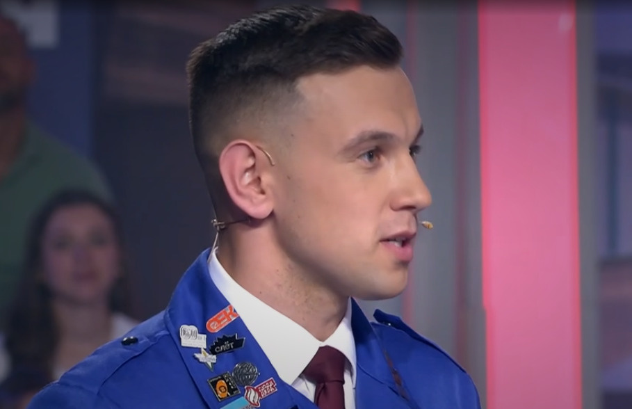 Омич поучаствовал в передаче «Поле чудес» и подарил Якубовичу бойцовку студотряда