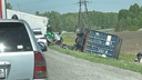 На новосибирской трассе столкнулись два грузовика — фото, на котором один из них свалился в кювет
