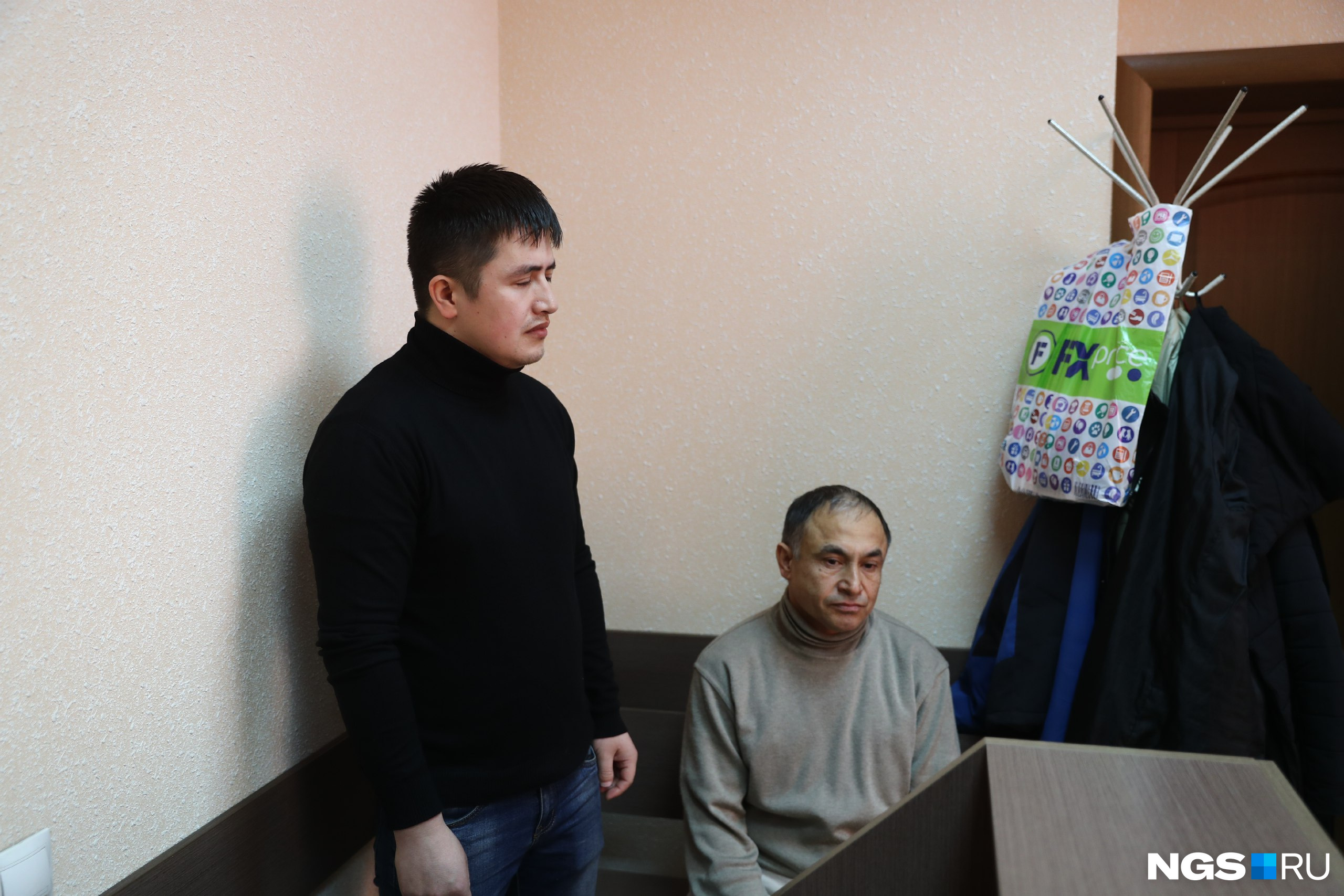 Папа (слева) и дедушка погибшей девочки в зале суда Папа (слева) и дедушка погибшей девочки в зале суда