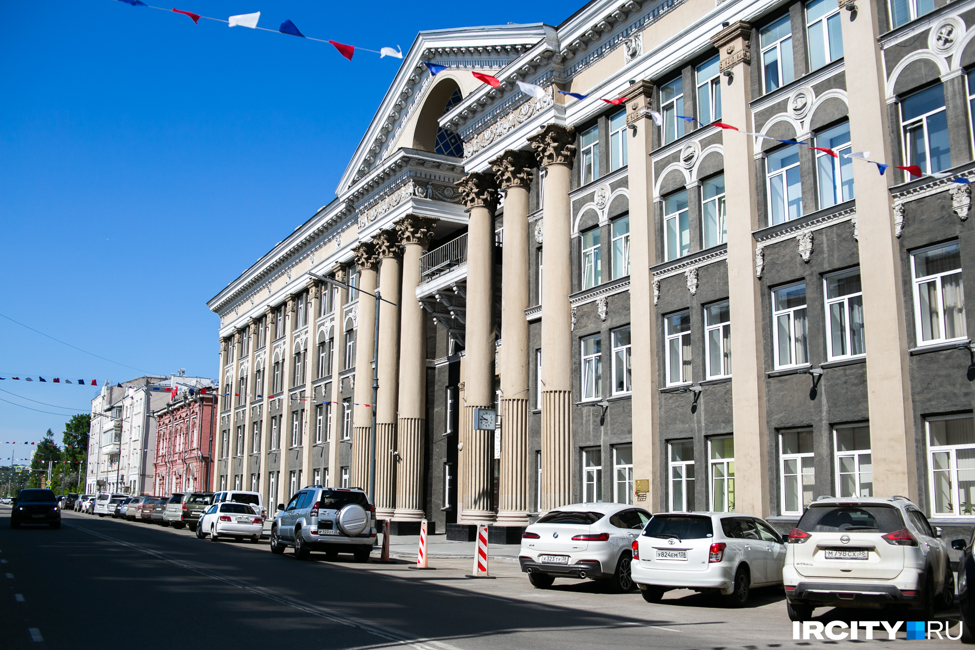 Здание управления ВСЖД построено в Иркутске в <nobr class="_">30-е</nobr> годы XX века по проекту архитектора Казимира Миталя. Однако выглядело оно не так, как сейчас. Миталь придал своему творению типично конструктивистский облик: там были большие выступающие окна, строгие прямые линии и балочные конструкции Здание управления ВСЖД построено в Иркутске в <nobr class="_">30-е</nobr> годы XX века по проекту архитектора Казимира Миталя. Однако выглядело оно не так, как сейчас. Миталь придал своему творению типично конструктивистский облик: там были большие выступающие окна, строгие прямые линии и балочные конструкции