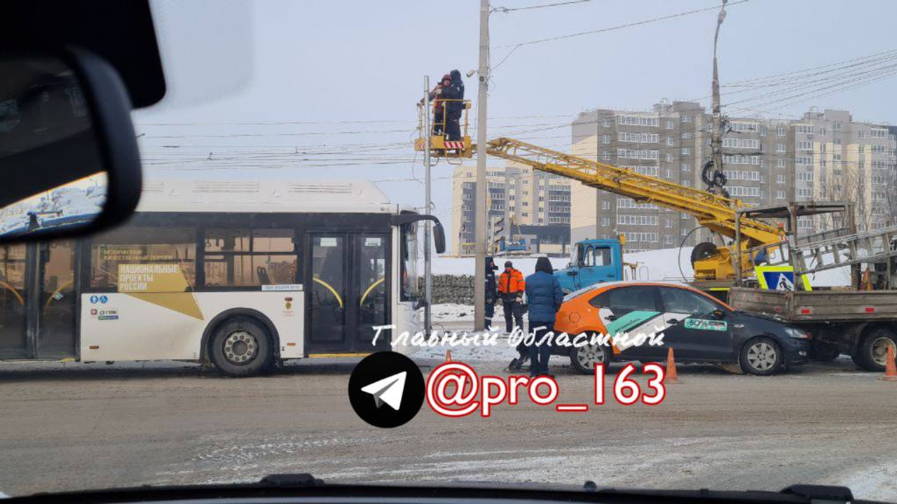 «Порвали провода»: в Тольятти столкнулись автобус, грузовик и автомобиль каршеринга