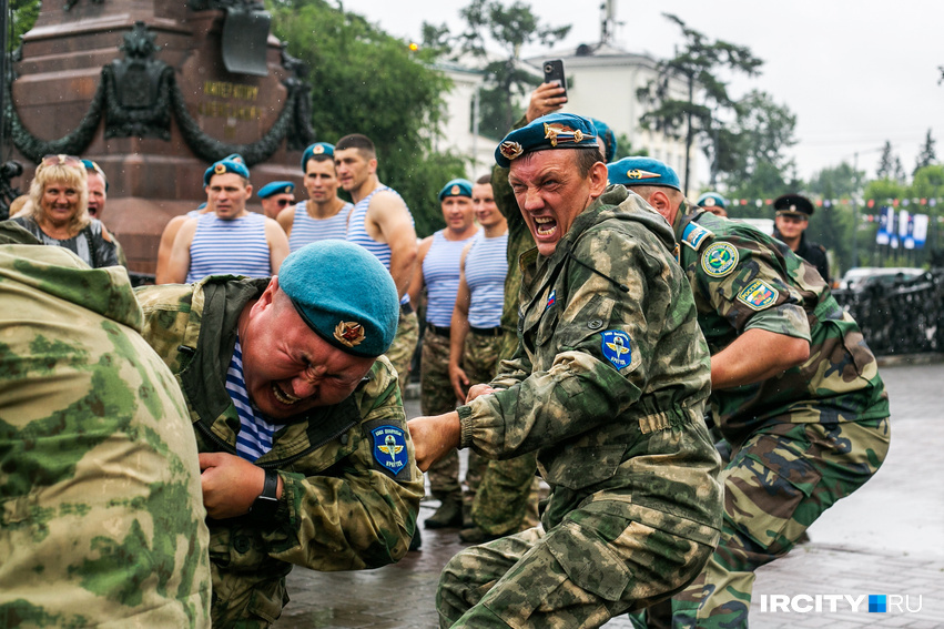 Голубые береты даже перетягивают канат не на жизнь, а на смерть!