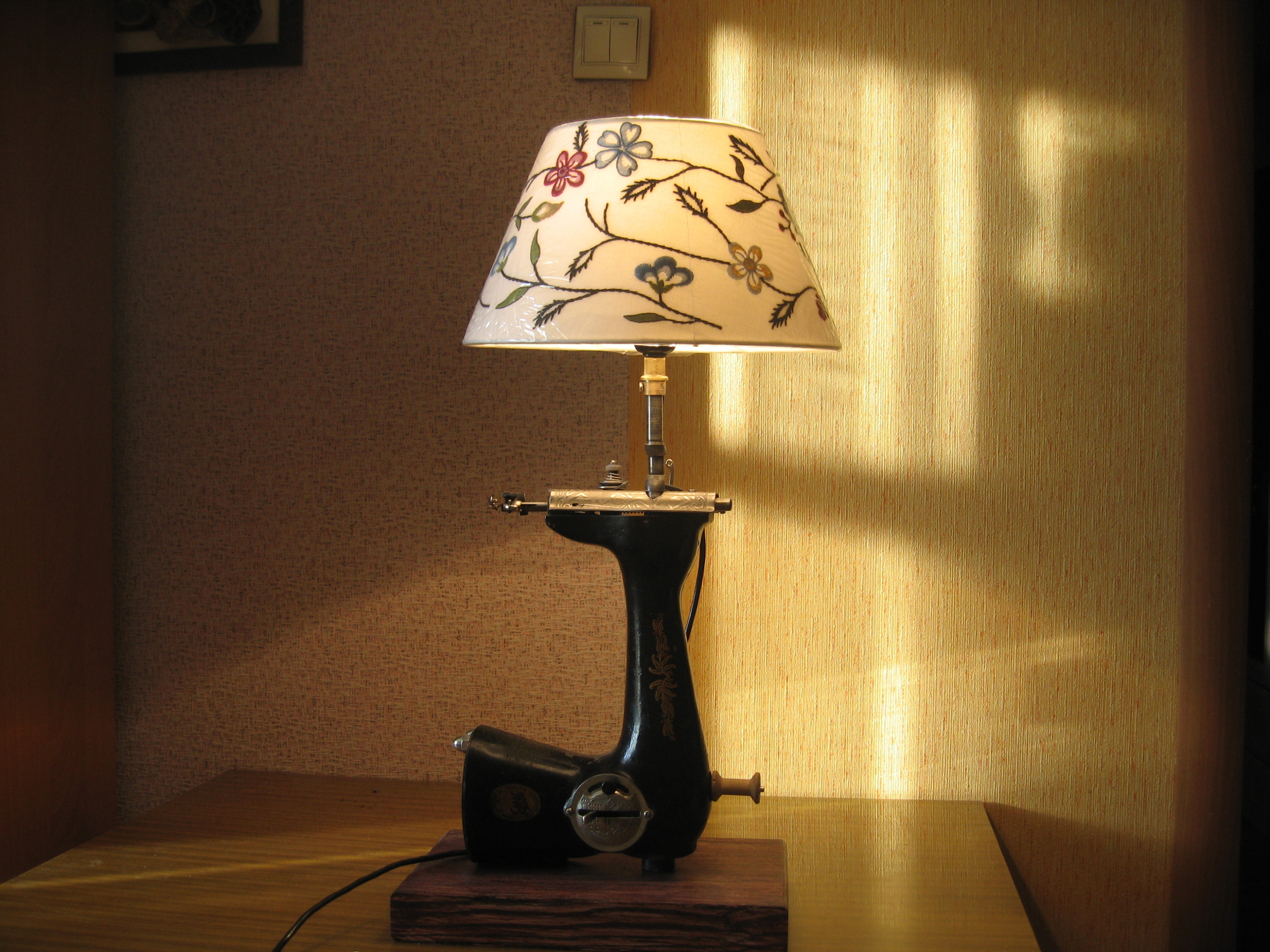 Необычный светильник из старой швейной машинки купил владелец сети меховых ателье
