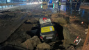 В Кургане легковушка въехала в огромную яму на дороге в Энергетиках