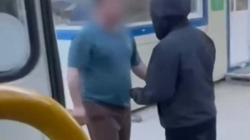 В Якутске водителя автобуса, ударившего подростка, полиция посадила в камеру