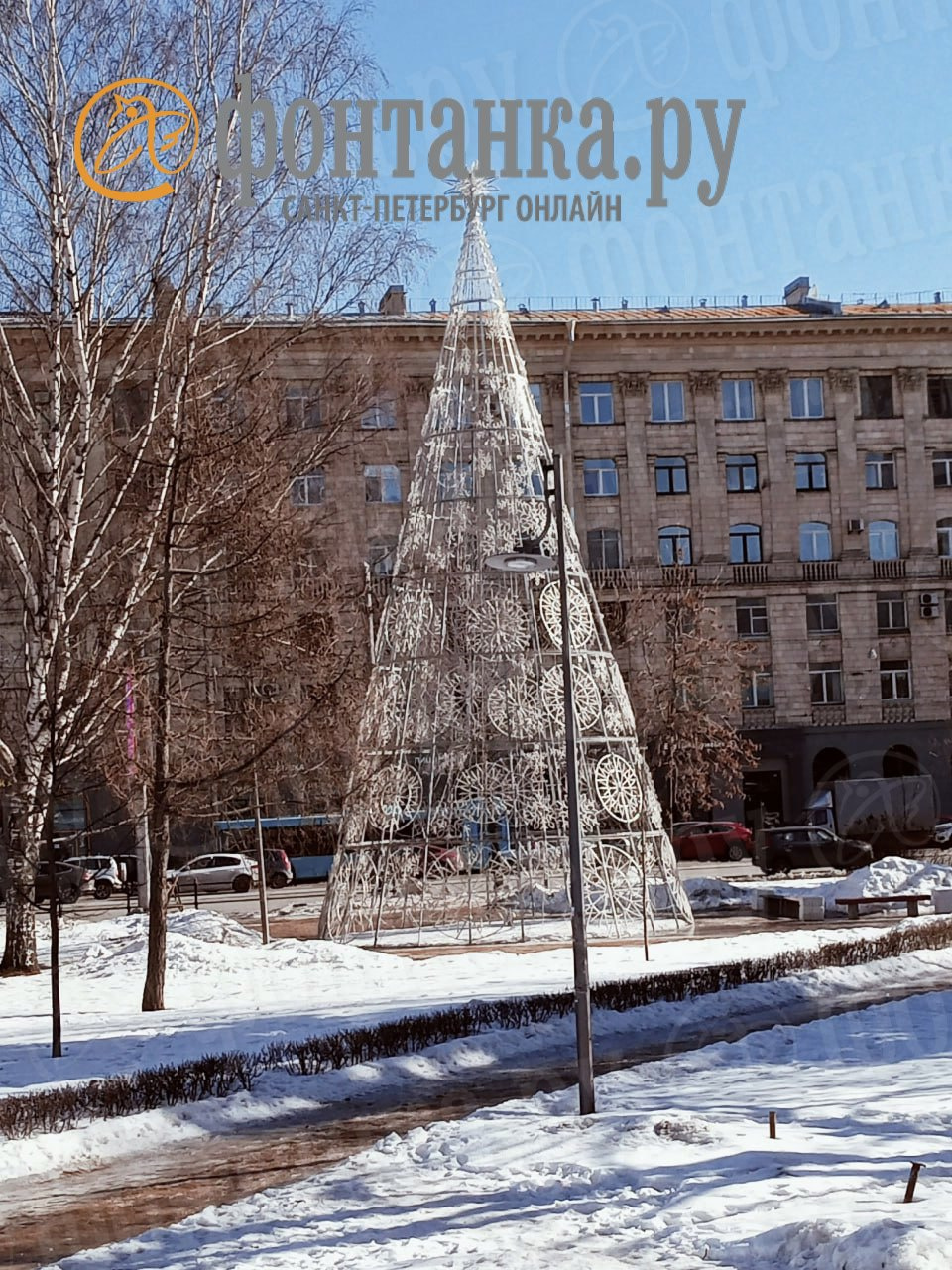 У Светлановской площади из-за бюрократии продлился Новый год