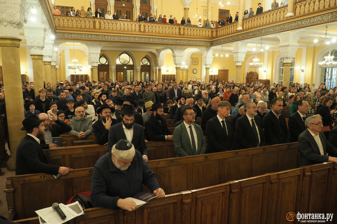 В Петербурге сотни евреев пришли в синагогу помолиться о мире в Израиле
