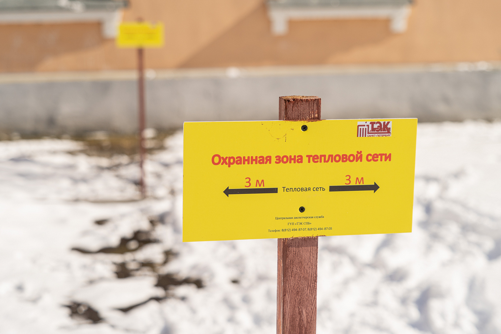 Детские площадки в Петербурге обозначили табличками «Опасная зона»