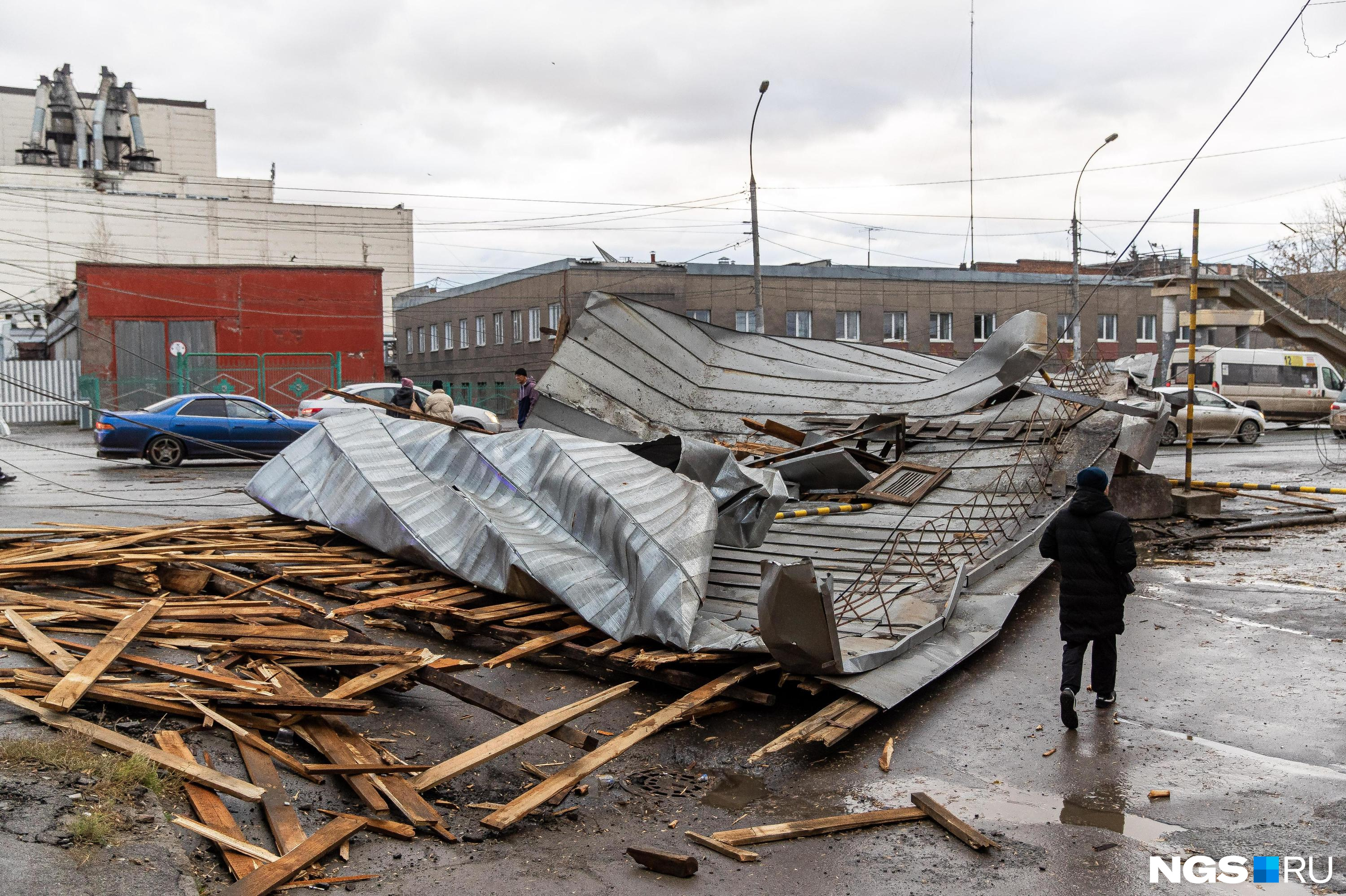 Многоквартирный дом в Кузбассе заливает водой после разрушения крыши ураганом: комментарий властей