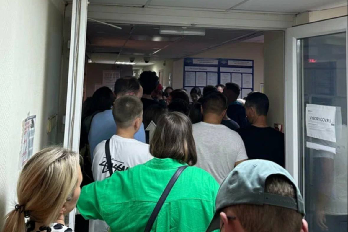 «Работают три дня в неделю по два часа»: екатеринбуржцы пожаловались на очереди за паспортами