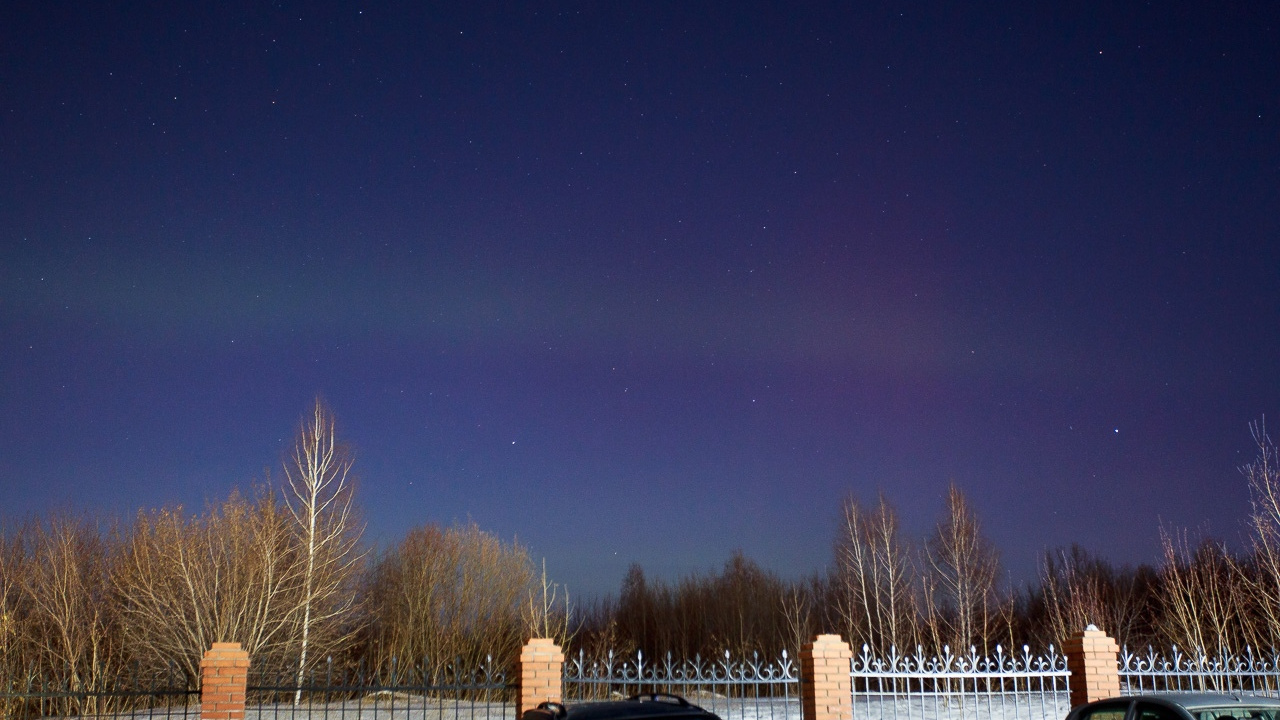 Полярное сияние наблюдали этой ночью в небе над Новосибирском — впечатляющие кадры