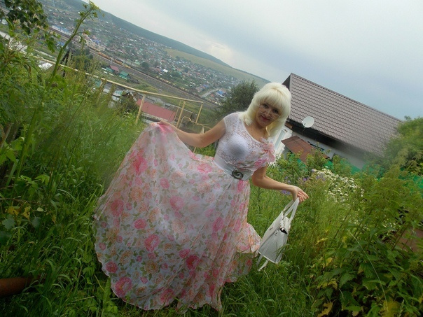 В деревенских пейзажах блондинка Дина выглядела королевой