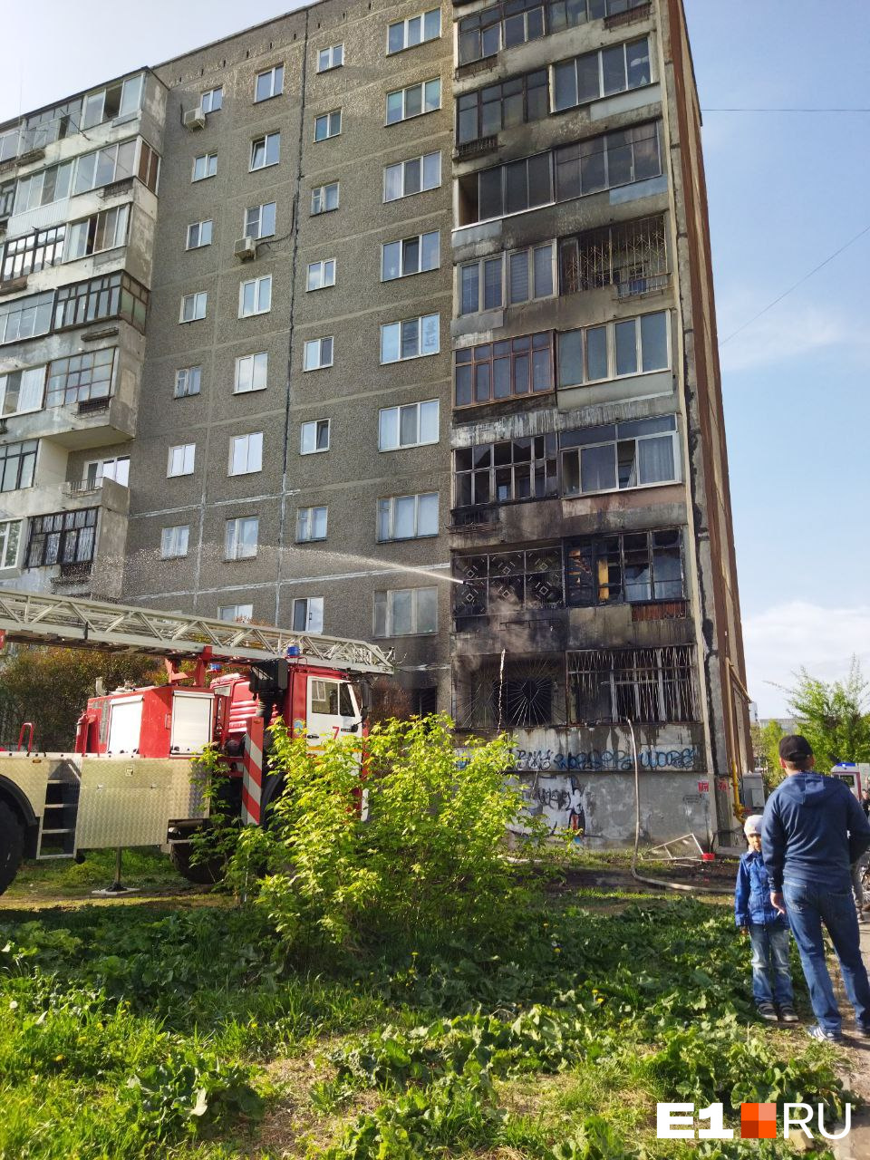 На Новой Сортировке вспыхнул мощный пожар в девятиэтажке. Два человека пострадали