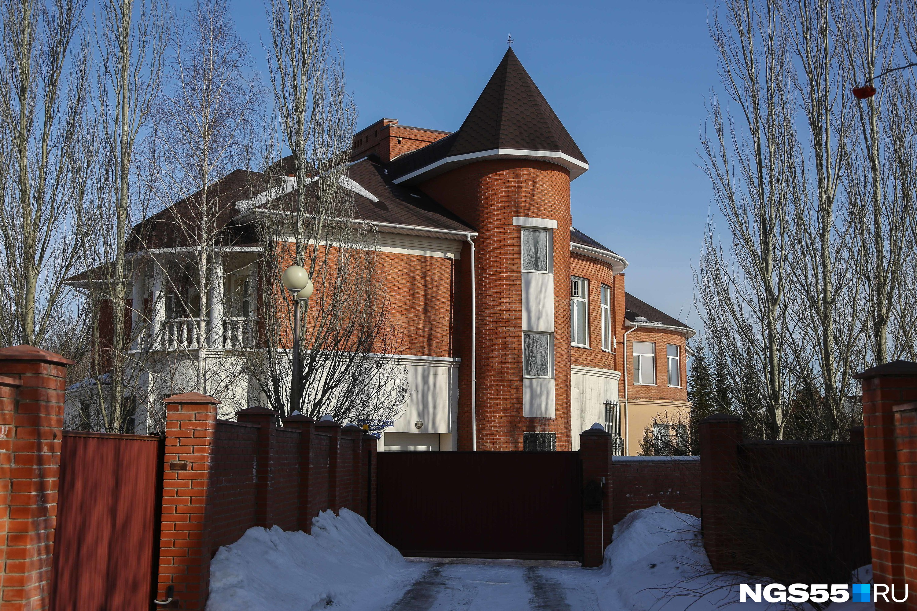 Подобная архитектура на Суворова встречается повсюду, особенно популярны здесь башенки