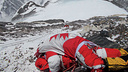 Как Эверест превратился в кладбище — по склонам буквально скатываются тела людей