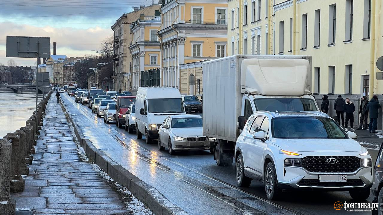 Московский проспект перекрыт от Фонтанки к Сенной: у площади прорвало трубу  с горячей водой - 22 ноября 2023 - ФОНТАНКА.ру