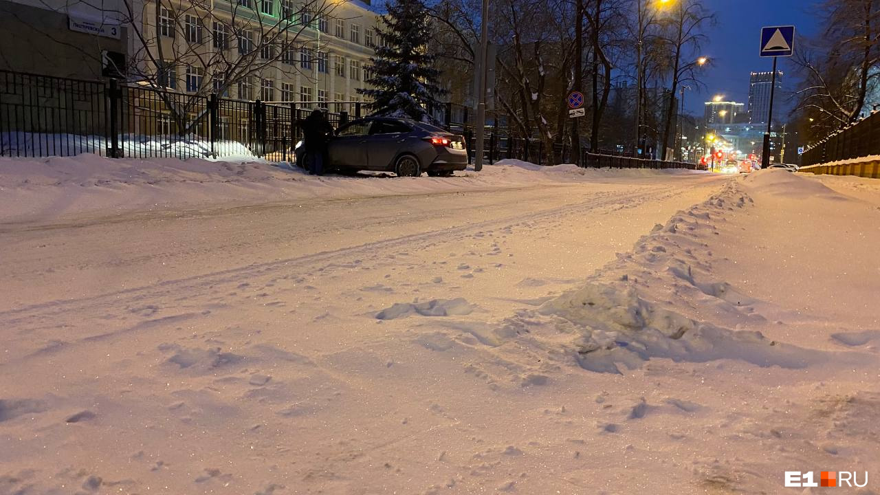 Можно запрягать коней в сани: в Екатеринбурге замело дороги