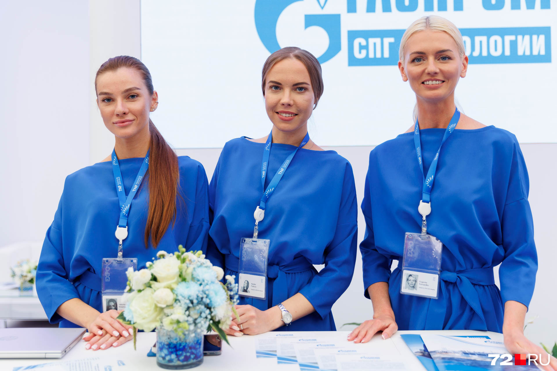 Кажется, «Газпрому» крупно повезло: глядите, какие красавицы представляют их стенд на выставке форума