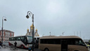 Автобусы с китайскими туристами захватили остановку в центре Владивостока