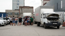 «Приехали забирать свои деньги»: водители «Газелей» устроили бунт у магазина стройматериалов в Новосибирске