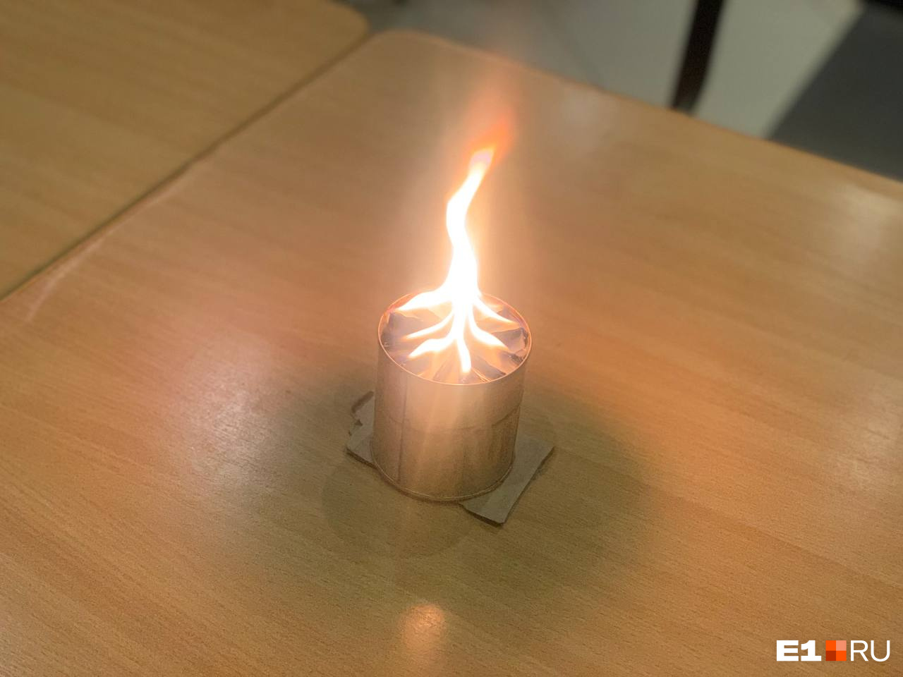 Такая окопная свеча горит около шести часов и не гаснет Такая окопная свеча горит около шести часов и не гаснет