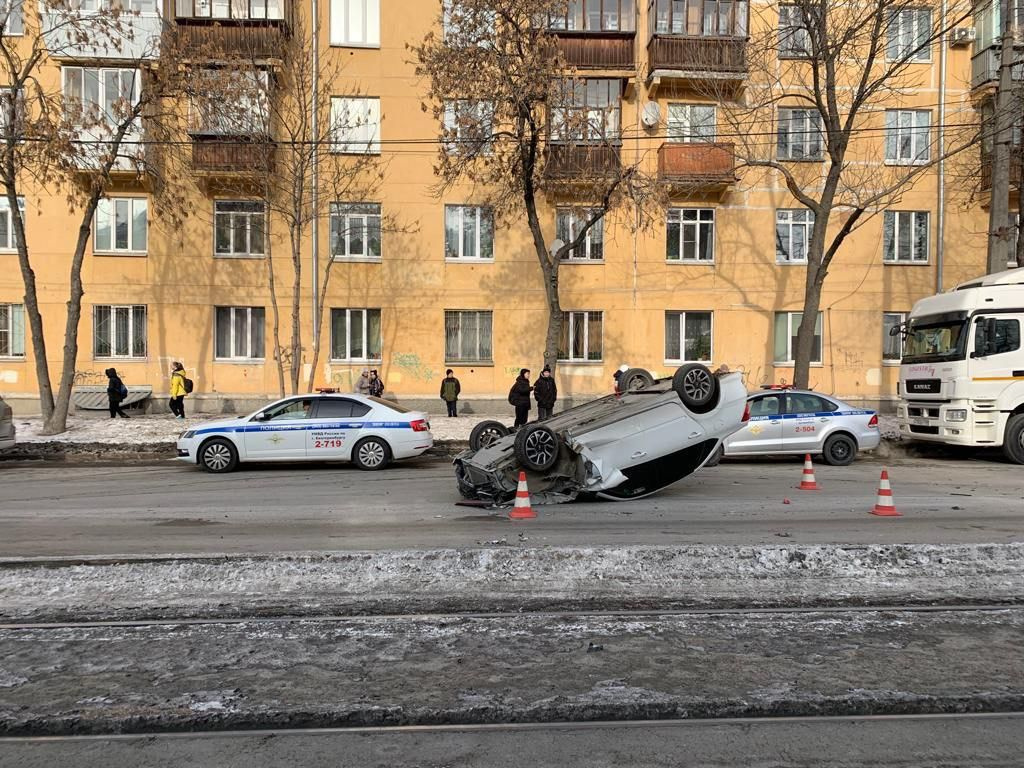 На Уралмаше «Лада» врезалась в Lexus и эффектно приземлилась на крышу: появилось видео