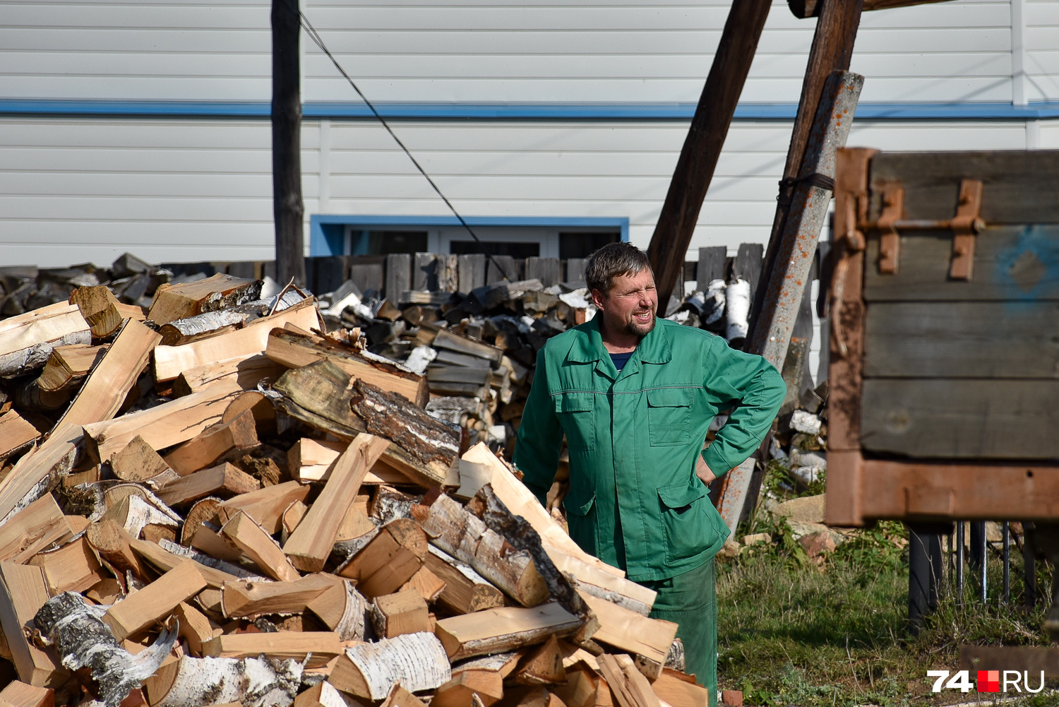С появлением газа потребность в дровах резко снизилась, хотя газифицированы еще не все постройки общины, так что Алексею приходится иногда помахать колуном