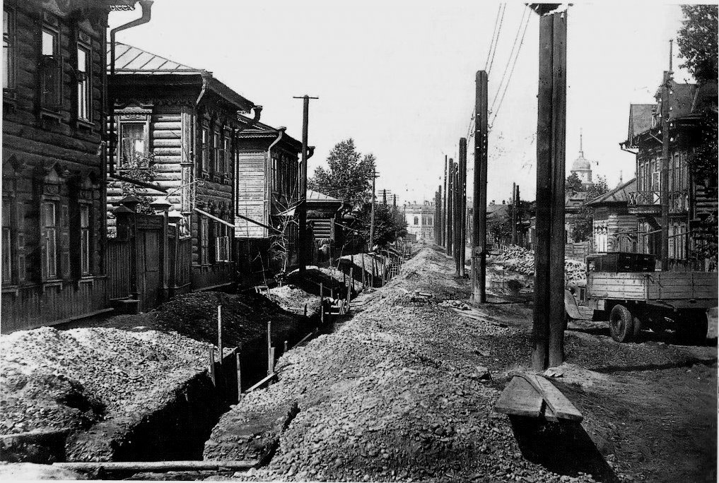 Прокладка водопровода по улице Декабрьских Событий, 1935 год Прокладка водопровода по улице Декабрьских Событий, 1935 год