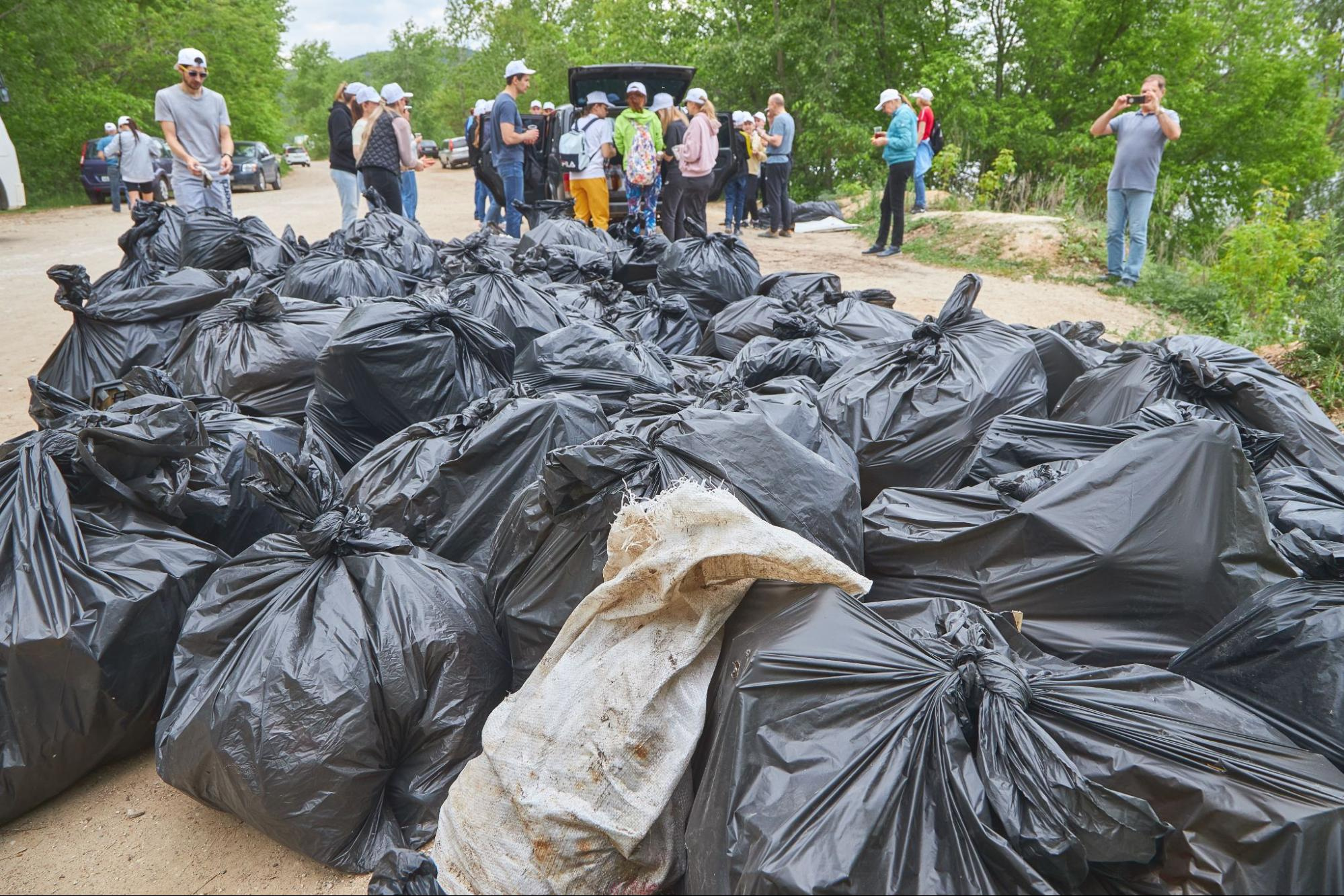 Вот сколько мусора с берегов на Красной Глинке собрали буквально за пару часов