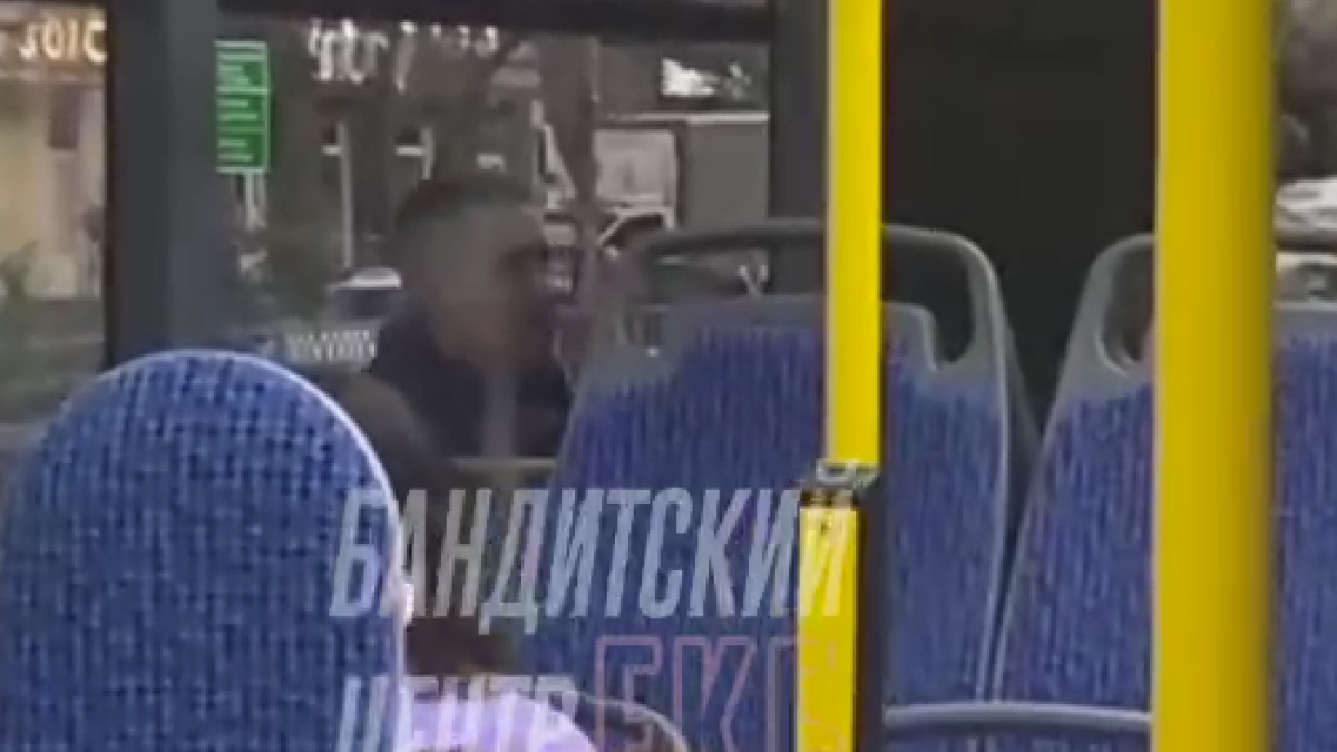 В Екатеринбурге неадекват с кулаками кинулся на водителя троллейбуса. Но кое-что остановило его: видео