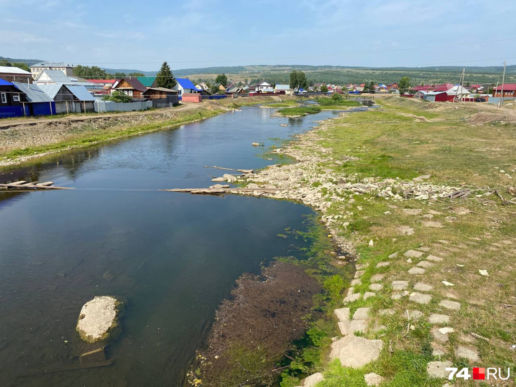 В реке Сим нашли рюкзак убитого ребенка. Снимки сделаны в центре города.