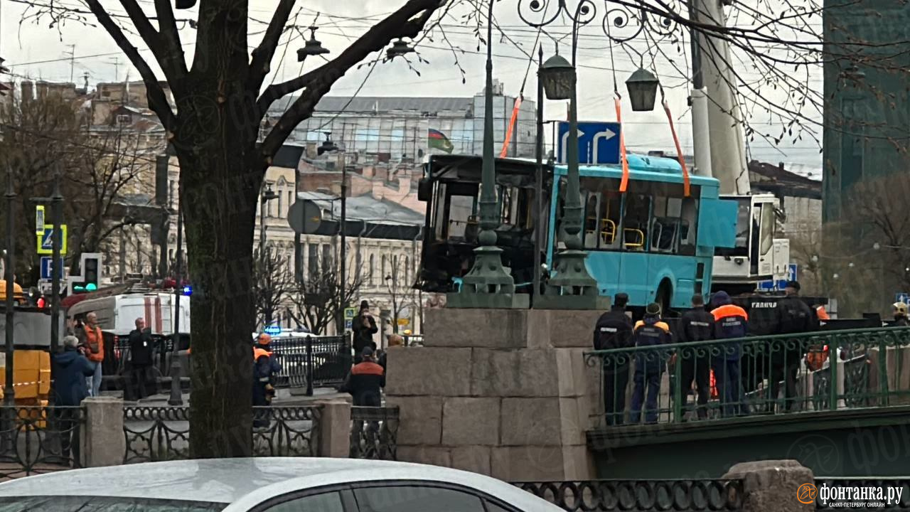 Упавший в Мойку пассажирский автобус достали из воды. Фото и видео