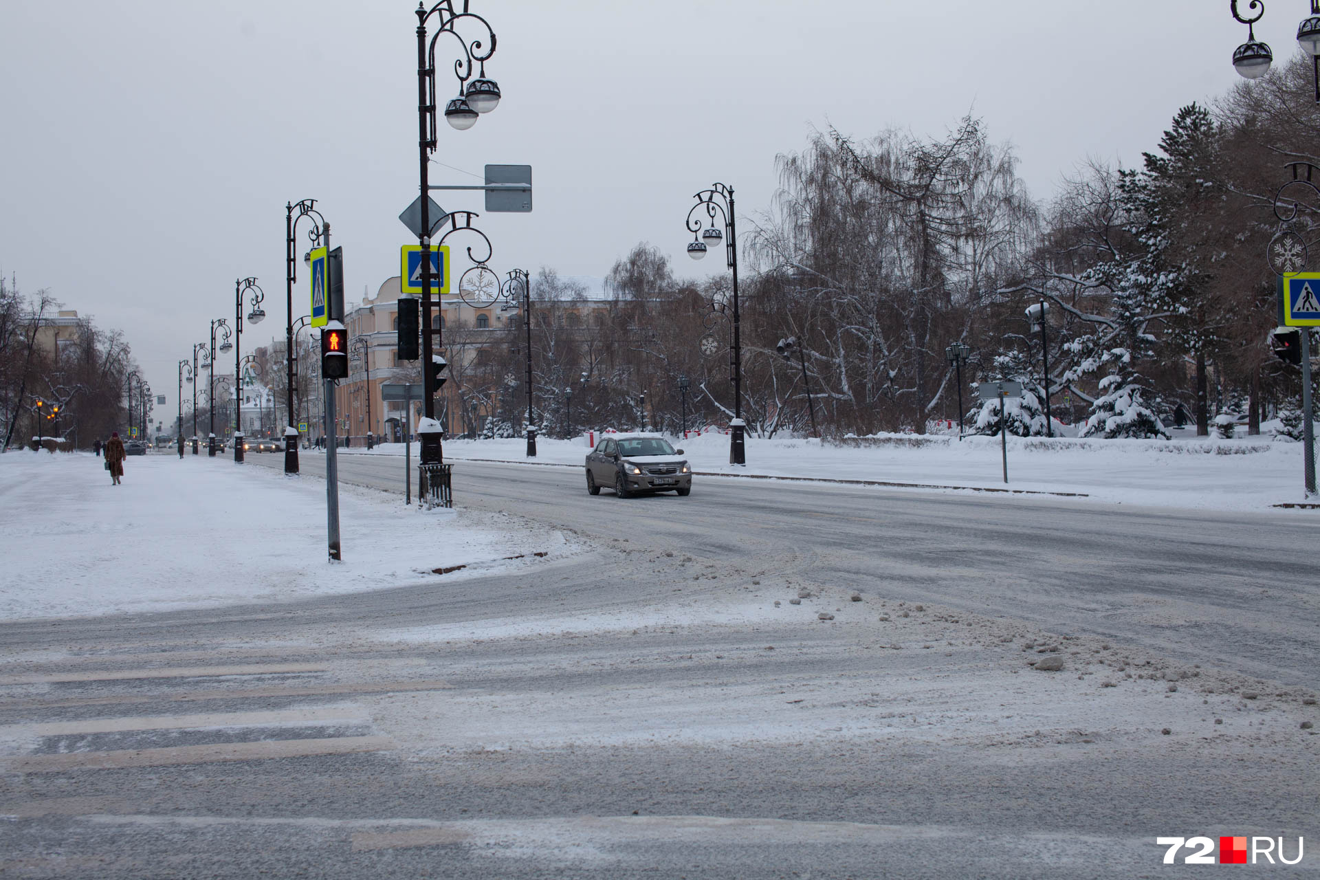 На тюменских перекрестках чистили, но снег всё равно оставался на дороге