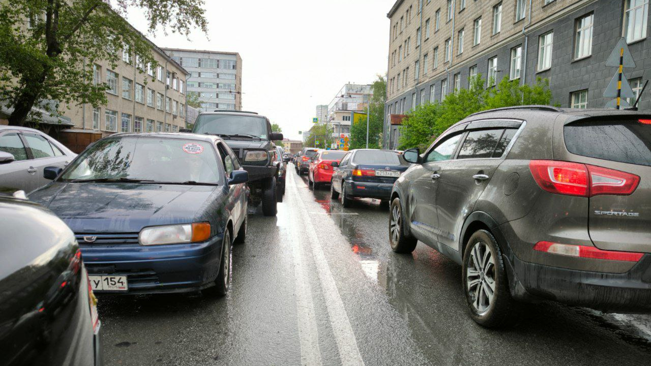 «Снег — стоим, дождь — стоим»: правобережье Новосибирска встало в глухие пробки — цены на такси взлетели в два раза