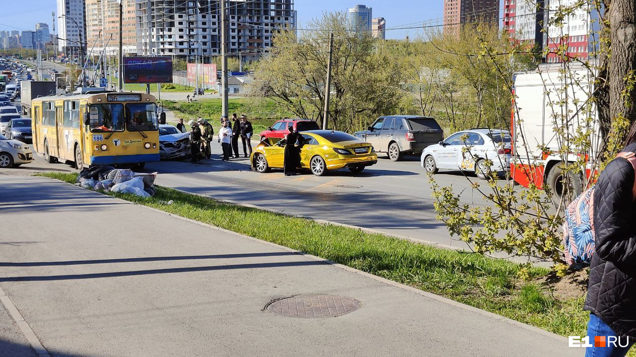 Водитель на золотом Mercedes перекрыл оживленную дорогу в Екатеринбурге. Теперь там не проехать