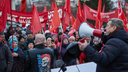 Мэр, газеты и Ленин: по центру Новосибирска прошли десятки людей с красными флагами — фоторепортаж
