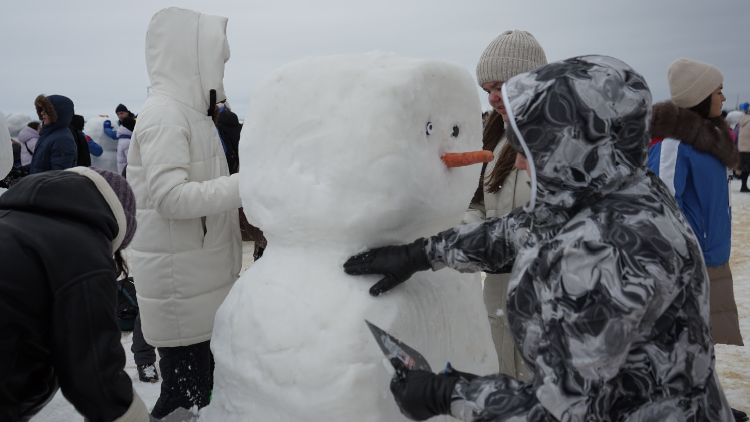 В Архангельске началось «Нашествие снеговиков»: на набережной устанавливают рекорд России